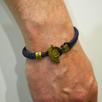Фото на руке браслет из паракорда с застежкой секирой