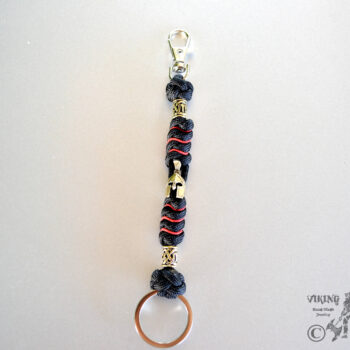 Фото брелок из паракорда с бусинами, карабином и кольцом для ключей