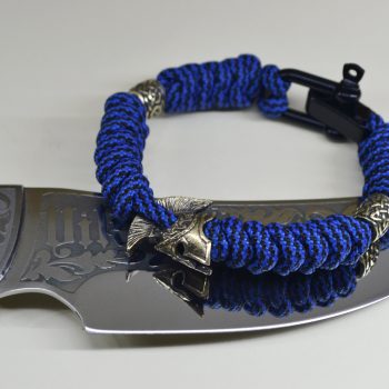 Фото синий браслет из паракорда со шлемом спартанца