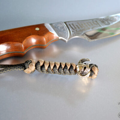 Фото темляк на нож из паракорда с бусиной викинг