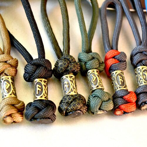 Изображение брелок из паракорда с руной