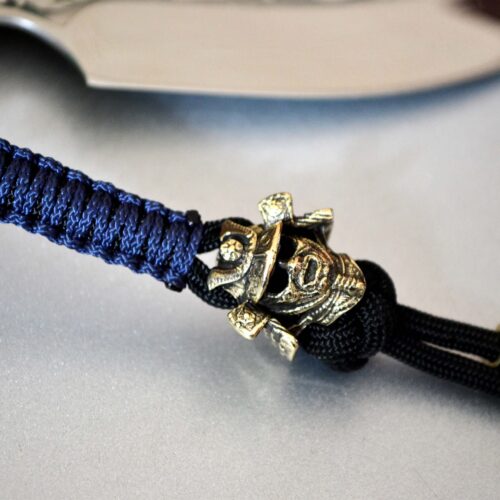 Фото темляк для ножа с бусиной шлем самурая