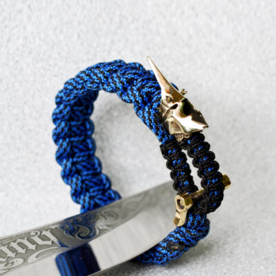 Фото синий браслет из паракорда с бусиной шлем Назгула