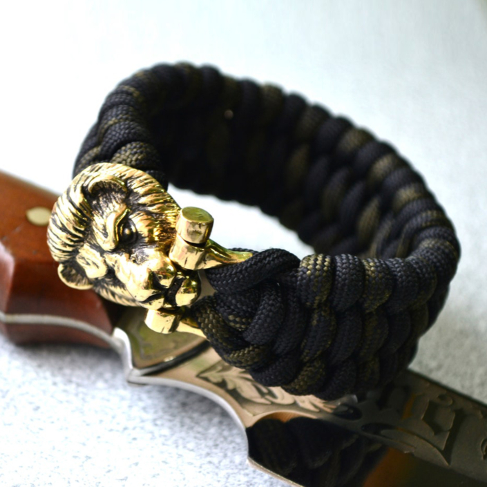 Фото браслет из паракорда цвета хаки с застёжкой лев