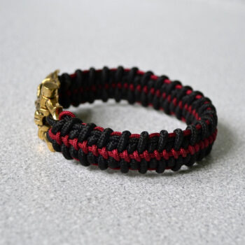 Фото черно-красный браслет из паракорда с застежкой