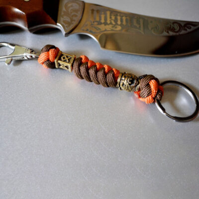 Фото оранжево-коричневый брелок из паракорда с кольцом для ключей и карабином