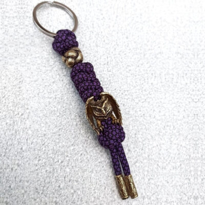 Фото брелок из паракорда с бусиной сова и кольцом для ключей