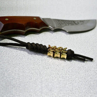Фото чёрный темляк для ножа из паракорда с бусинами позвонками